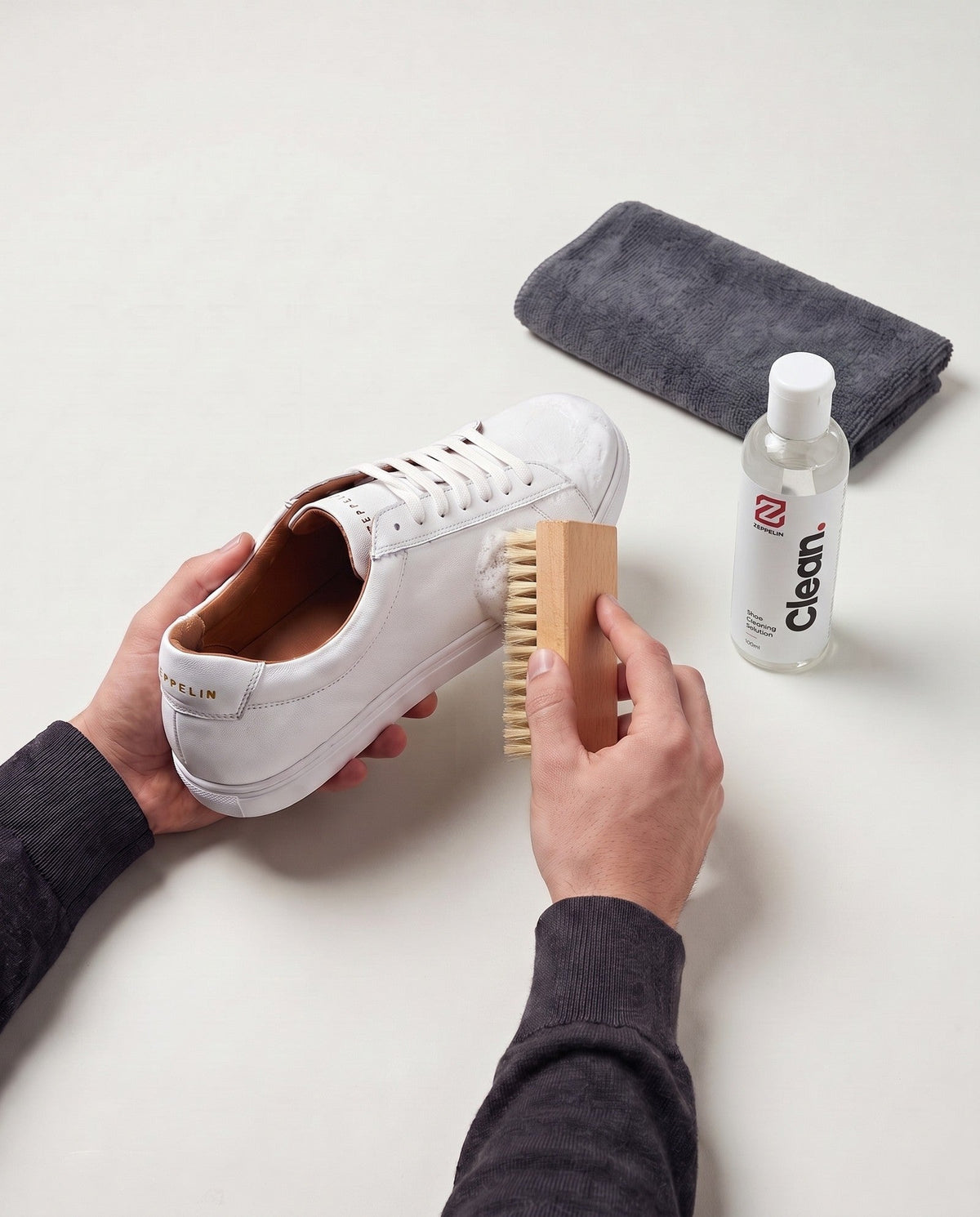 Cleaning a white Voyager with the Zeppelin Clean kit